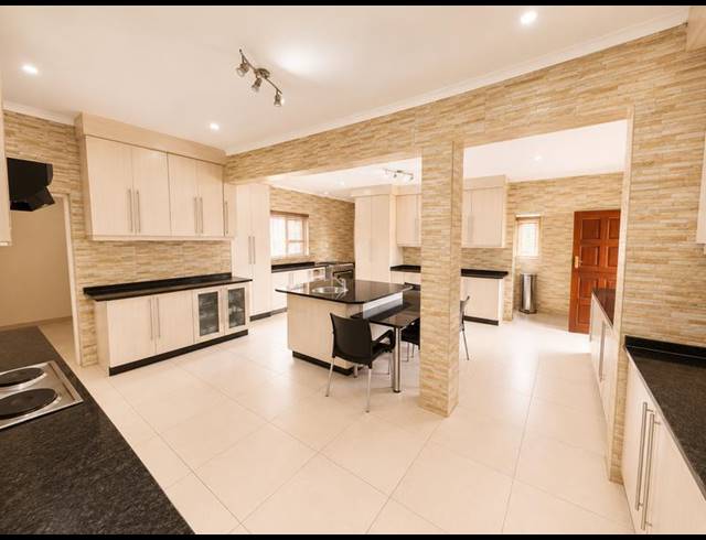 7 BEDROOM HOUSE FOR SALE IN HEUWELOORD